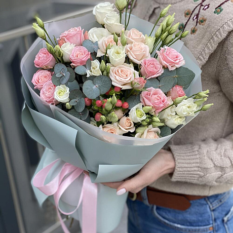 Букет из кутовой розы, эустомы и эвкалипта Таинственный - Фото 3