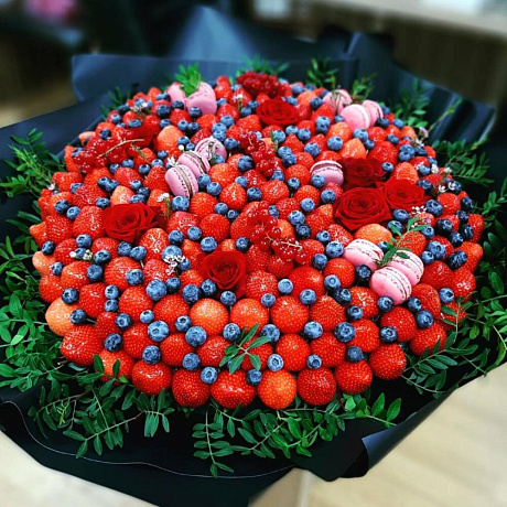 Букет с клубникой, голубикой, смородиной, макарунами и розами (Диаметр 30 см) - Фото 6