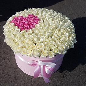 Сердце из цветов в коробке 