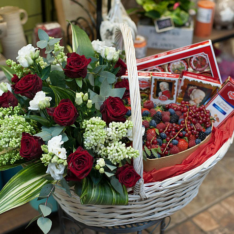 Корзина с цветами, ягодами и шоколадными конфетами Mozart prestige - Фото 2