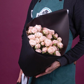 Букет из нежно-розовых пионовидных кустовых роз