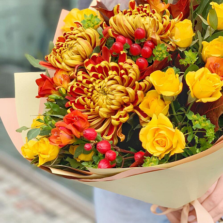 Осенний букет с огненными хризантемами и сочными ягодами гиперикума - Фото 3