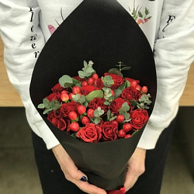 Розы. Букет из 15 роз с гиперикумом. N378