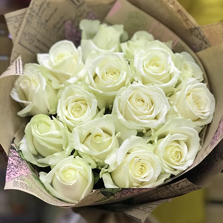 Букет из 15 белых роз в крафте №161 - Фото 3