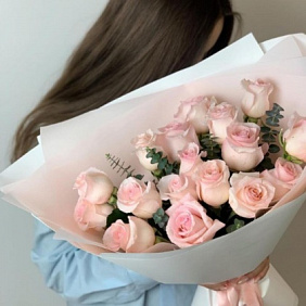 Букет из 17 нежных роз с добавлением эвкалипта