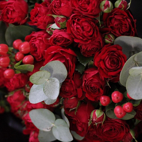 Букет красных роз с гиперикумом - Фото 2