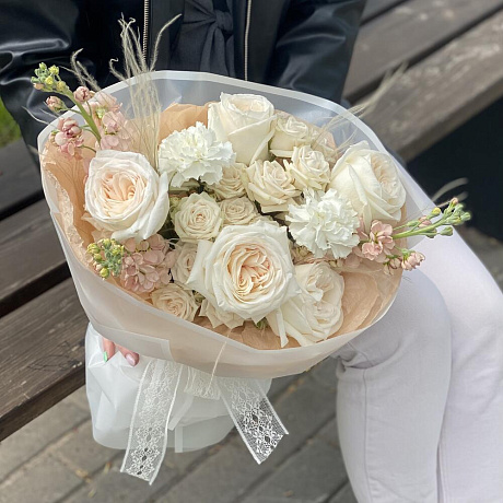 Букет Баунти из стифы, маттиолы, кустовой и одноголовой розы - Фото 6