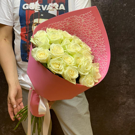 19 белых роз в фомиаране с сеткой - Фото 3