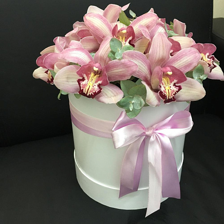 11 орхидей в белой шляпной коробке - Фото 4