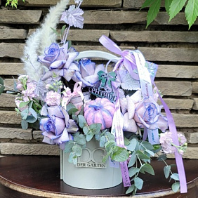 Композиция цветов со свечей