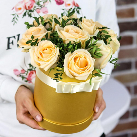 Шляпная коробка из 11 кремовых роз с зеленью. N836 - Фото 2