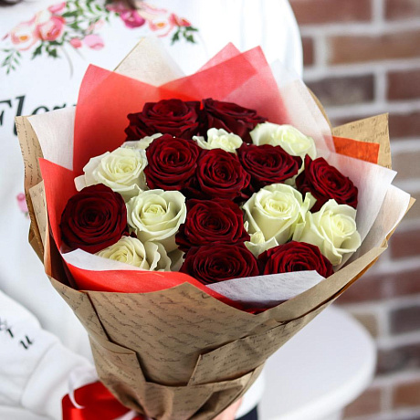 Розы. Букет из 19 красных и белых роз (микс). N659 - Фото 2