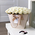 Белые розы в цветочной сумке - Фото 5