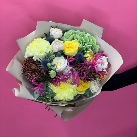 Яркий букет с гортензиями и французскими розами - Фото 4