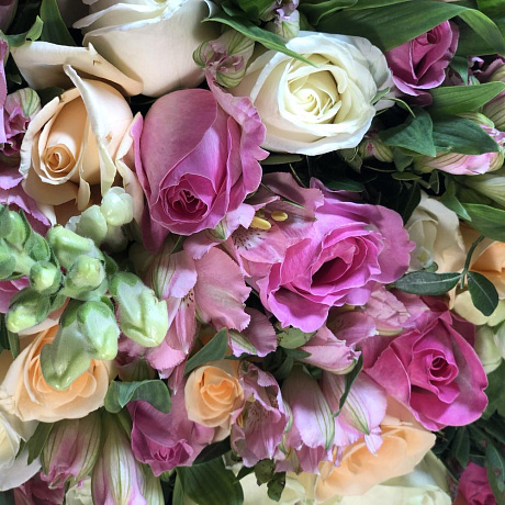 Букет цветов Красочный подарок - Фото 6