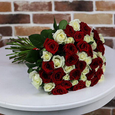 Букет из 51 красно-белой розы (50 см). N885 - Фото 4