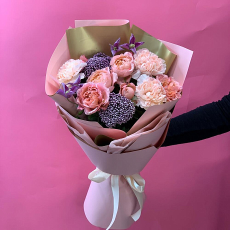 Нежный букет с пионовидной розой и ягодами озотамнуса - Фото 4