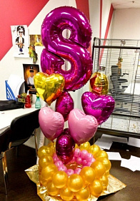 Композиция из шаров на стойке "С 8 марта!" Фуше