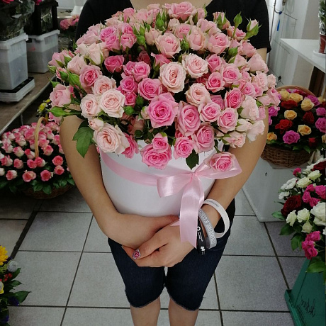 Букет из 35 кустовых роз в коробке - Фото 2