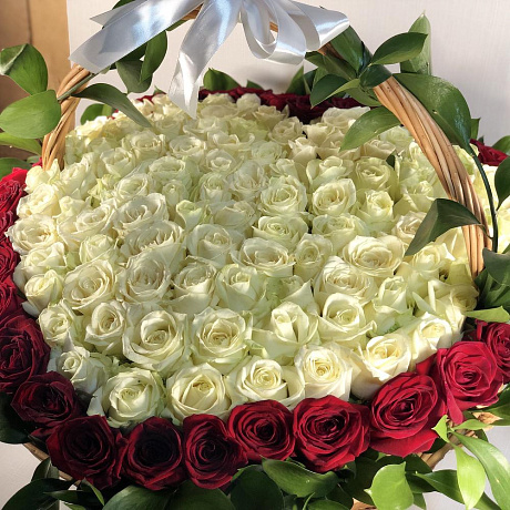 Корзина цветов в виде сердца - Фото 3