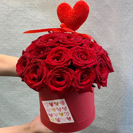 Композиция из красных роз с вязаным сердцем «Романтика» - Фото 4