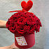 Композиция из красных роз с вязаным сердцем «Романтика» - Фото 4