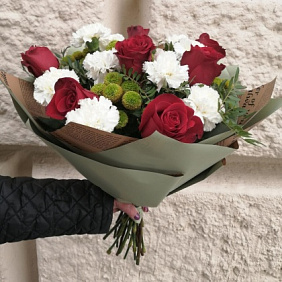 Букет из роз и гвоздики