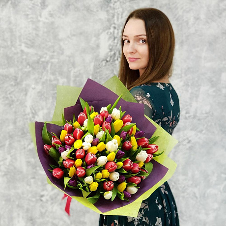 Букет из разноцветных тюльпанов в стильной упаковке - Фото 5