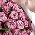 Фиолетовые розы в дизайнерской упаковке №160 - Фото 5