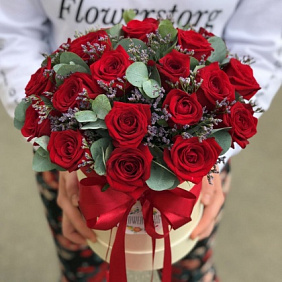 Коробки с цветами. Розы.  19 роз . Лимониум .Эвкалипт. N210