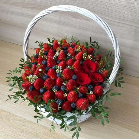 Красивый букет цветов в корзинке - 70 фото