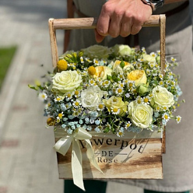 Букет цветов "Солнечный ящик"