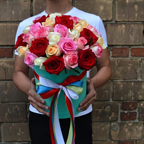 Букет из разноцветных роз в коробке Тиффани