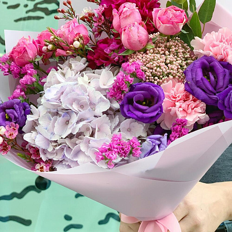 Яркий букет с воздушной гортензией, пионовидной кустовой розой и ароматным хамелациумом - Фото 2