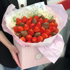 Букет из клубники и цветов №162
