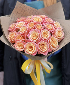 Букет 21 персиково-розовая роза 40см