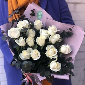 Моно букет из 15 белых роз с эвкалиптом