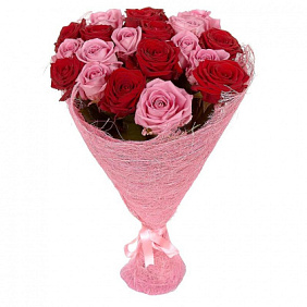 Букет из 21 красной и розовой розы