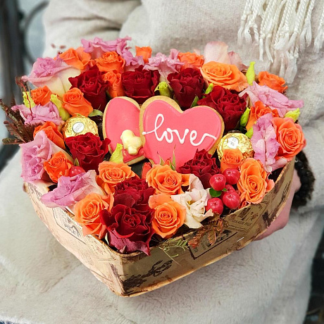 Сладкое сердце из роз и лизиантуса Люблю - Фото 4