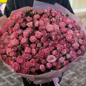 Букет из 75 кустовых роз «Бомбастик»
