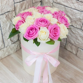 Коробка из 19 белых и розовых роз