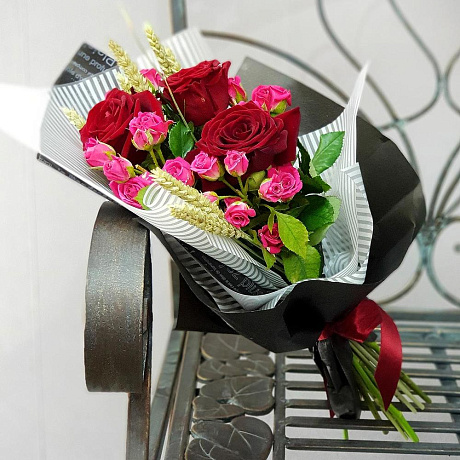 Букет из красных роз, кустовых роз и пшеницы - Фото 3