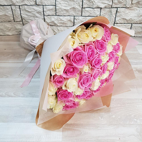 Букет из 51 розовой и белой розы №161 - Фото 6