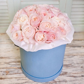 11 персиковых пионовидных роз Премиум в голубой шляпной коробке