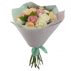 Букет 11 разноцветных роз 50 см с декором (Россия)