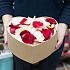 Лепестки роз в коробке сердцем - Фото 1