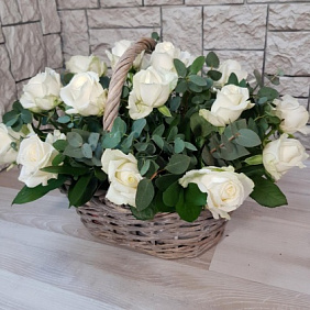 Корзина из 19 белых роз