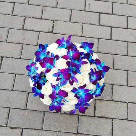 Орхидея с белыми розами - Фото 2