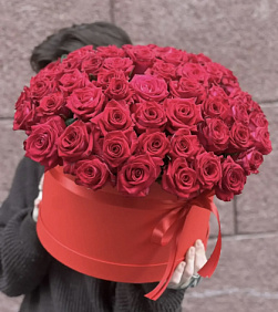 51 красная роза в шляпной коробке