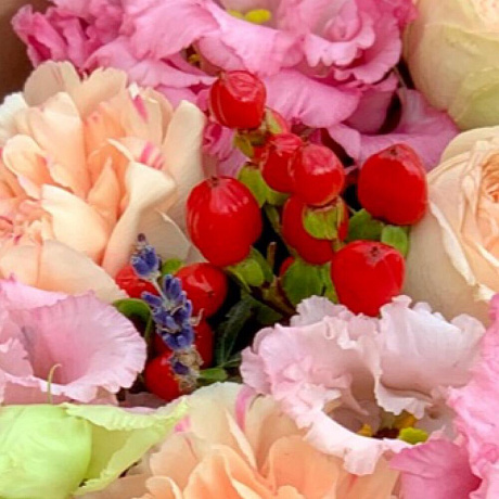 Букет «Нежная осень» с розами, эустомой и ягодами гиперикума - Фото 6